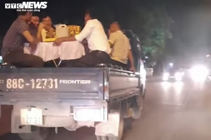 Tước giấy phép lái xe của tài xế chở người đi ăn cưới trên thùng xe tải - 1