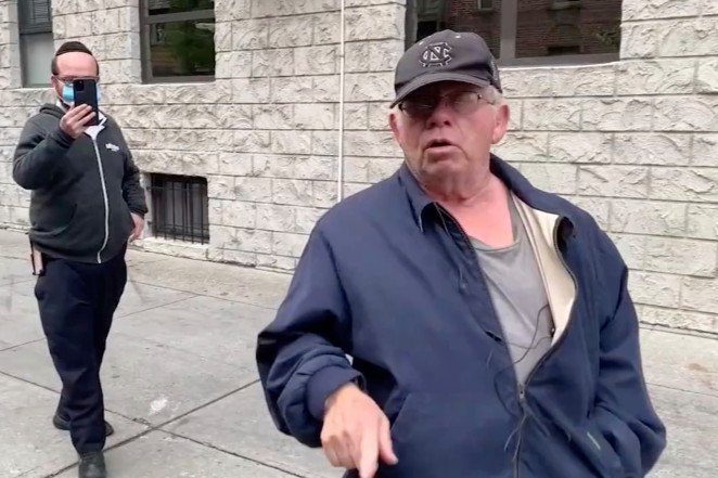 Người đàn ông tuyên bố vừa mắc COVID-19, dọa truyền virus cho phóng viên - 1