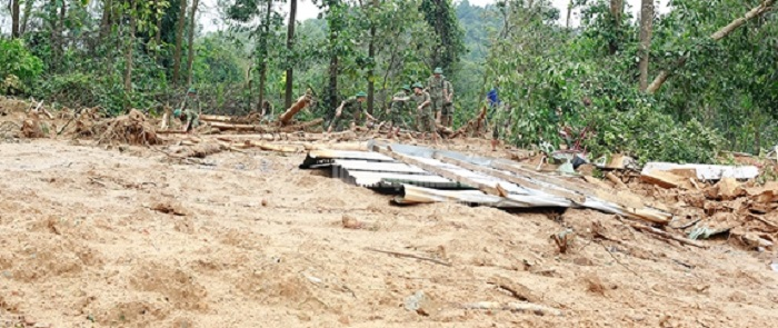 Cận cảnh hiện trường tìm kiếm đoàn cứu hộ gặp nạn ở tiểu khu 67 Huế - 2