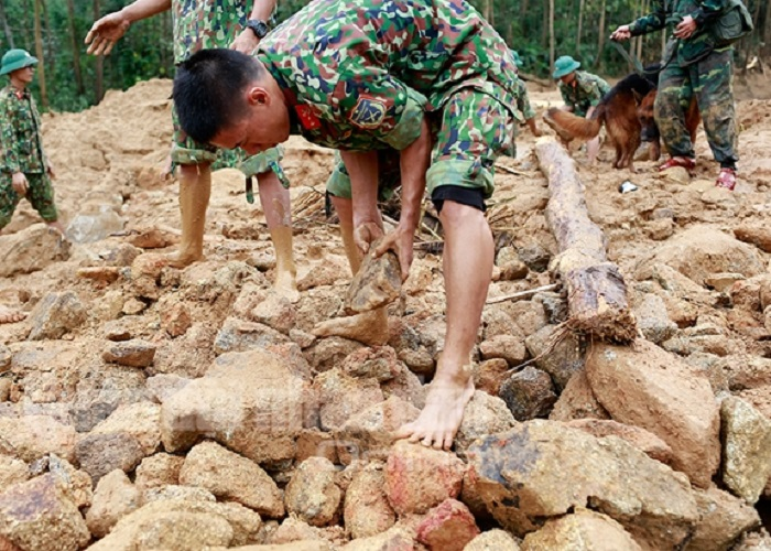 Cận cảnh hiện trường tìm kiếm đoàn cứu hộ gặp nạn ở tiểu khu 67 Huế - 3