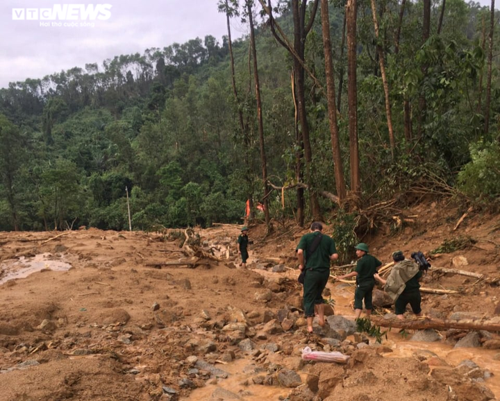 Sạt lở ở Rào Trăng 3: Chạy đua với thời gian để tìm kiếm nạn nhân - 1