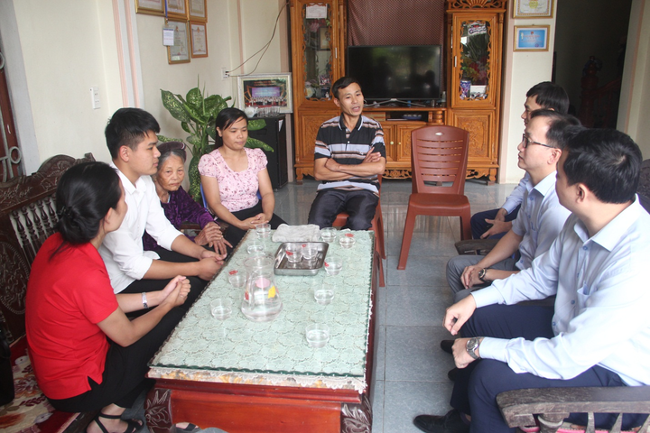 Tiếp sức ước mơ đến giảng đường cho đôi bạn 10 năm cõng nhau đi học - 1