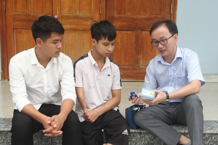 Tiếp sức ước mơ đến giảng đường cho đôi bạn 10 năm cõng nhau đi học - 3