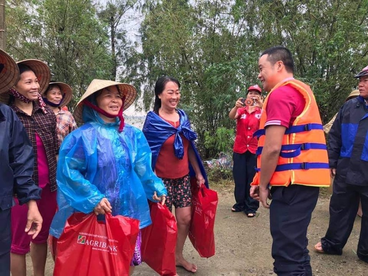 Agribank hỗ trợ 3 tỷ đồng cho 6 tỉnh miền Trung khắc phục thiên tai - 2