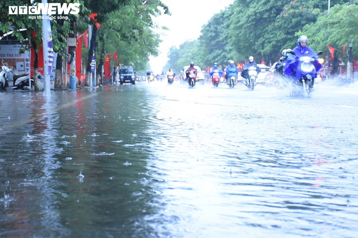Hải Phòng mưa sầm sập cả ngày, nhấn chìm nhiều tuyến phố - 14