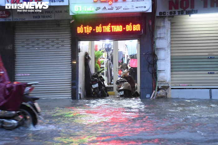 Hải Phòng mưa sầm sập cả ngày, nhấn chìm nhiều tuyến phố - 8