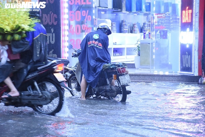 Hải Phòng mưa sầm sập cả ngày, nhấn chìm nhiều tuyến phố - 10