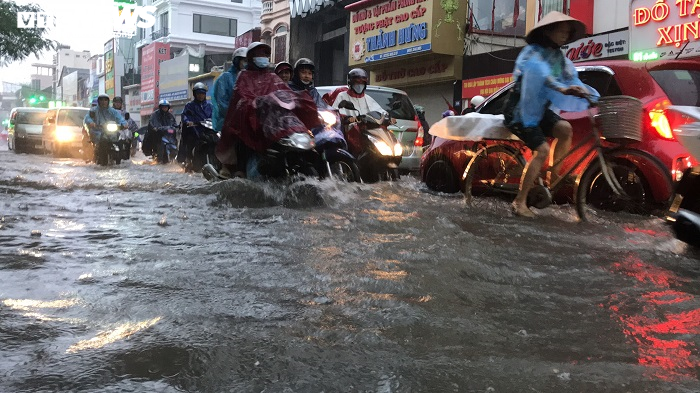 Hải Phòng mưa sầm sập cả ngày, nhấn chìm nhiều tuyến phố - 9