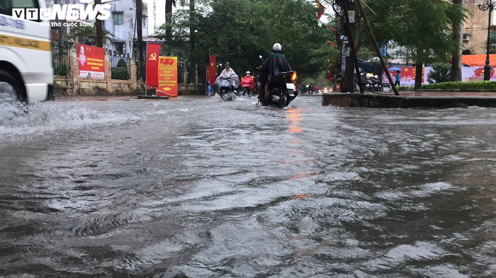 Hải Phòng mưa sầm sập cả ngày, nhấn chìm nhiều tuyến phố - 11