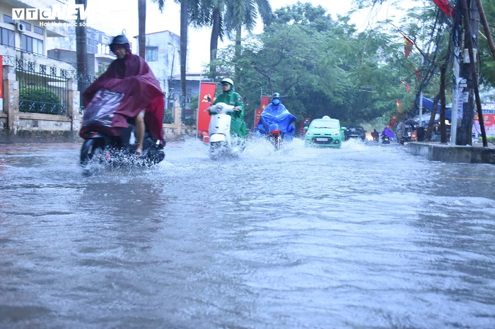 Hải Phòng mưa sầm sập cả ngày, nhấn chìm nhiều tuyến phố - 12