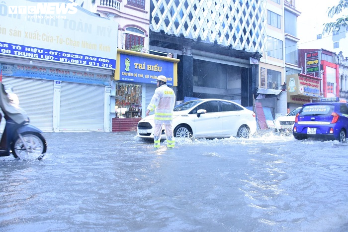 Hải Phòng mưa sầm sập cả ngày, nhấn chìm nhiều tuyến phố - 15