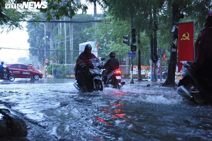 Hải Phòng mưa sầm sập cả ngày, nhấn chìm nhiều tuyến phố - 13