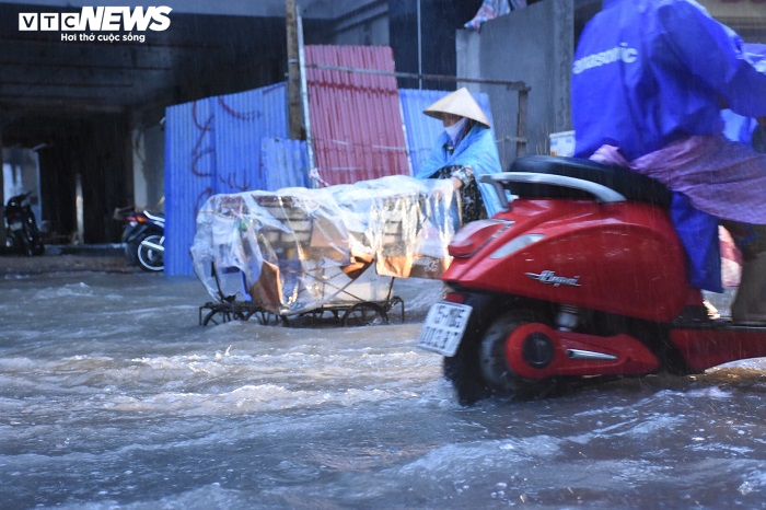 Hải Phòng mưa sầm sập cả ngày, nhấn chìm nhiều tuyến phố - 5