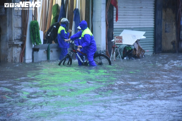 Hải Phòng mưa sầm sập cả ngày, nhấn chìm nhiều tuyến phố - 4
