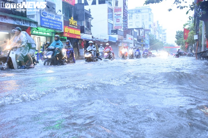 Hải Phòng mưa sầm sập cả ngày, nhấn chìm nhiều tuyến phố - 1