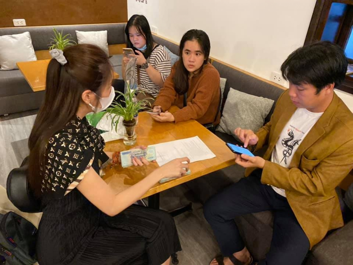 Ảnh: Thủy Tiên xắn quần lội nước đi cứu trợ bà con vùng lũ miền Trung - 6