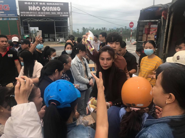 Ảnh: Thủy Tiên xắn quần lội nước đi cứu trợ bà con vùng lũ miền Trung - 7