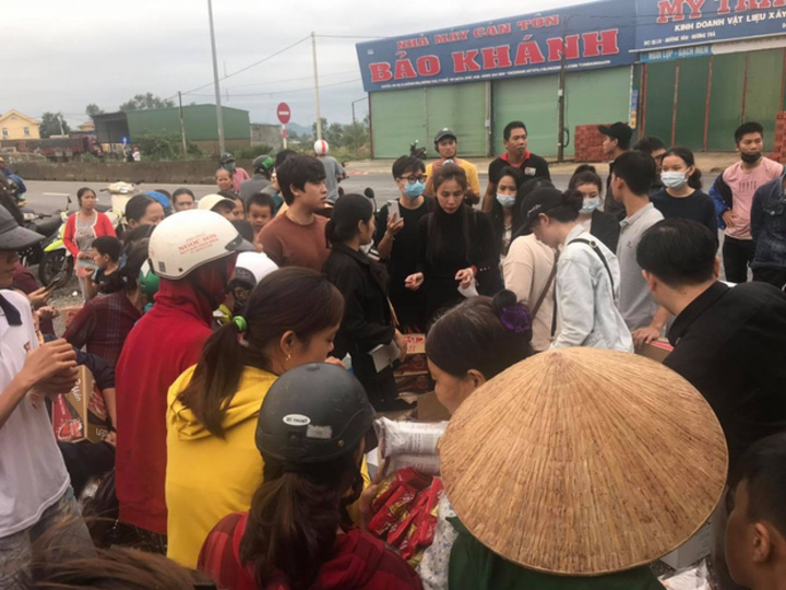 Ảnh: Thủy Tiên xắn quần lội nước đi cứu trợ bà con vùng lũ miền Trung - 8