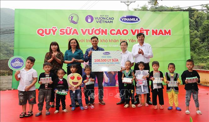 Quỹ sữa Vươn cao Việt Nam đến với trẻ em có hoàn cảnh khó khăn tỉnh Yên Bái - 12