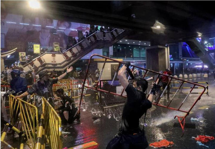 Cảnh sát Thái Lan bắn vòi rồng vào người biểu tình - 2