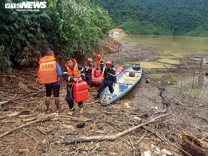Mưa lớn khiến công tác tìm kiếm người mất tích ở Rào Trăng 3 gặp khó khăn - 2