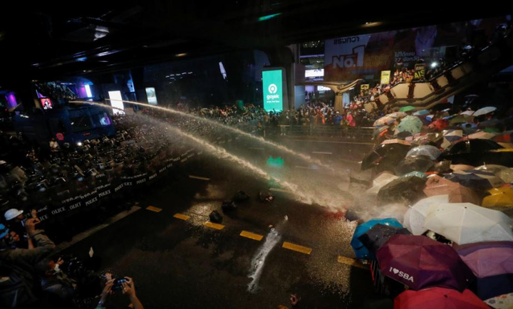 Cảnh sát Thái Lan bắn vòi rồng vào người biểu tình - 1