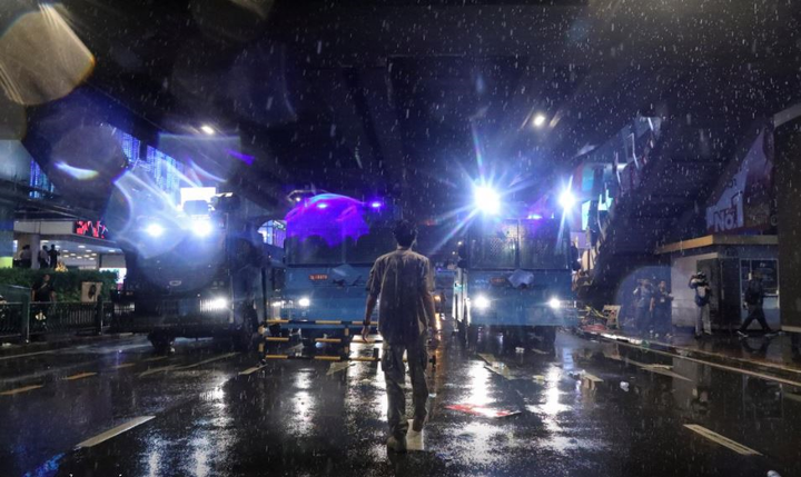 Cảnh sát Thái Lan bắn vòi rồng vào người biểu tình - 4