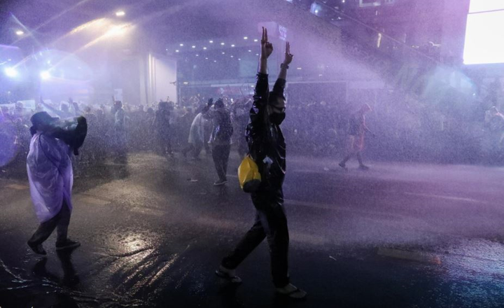 Cảnh sát Thái Lan bắn vòi rồng vào người biểu tình - 3