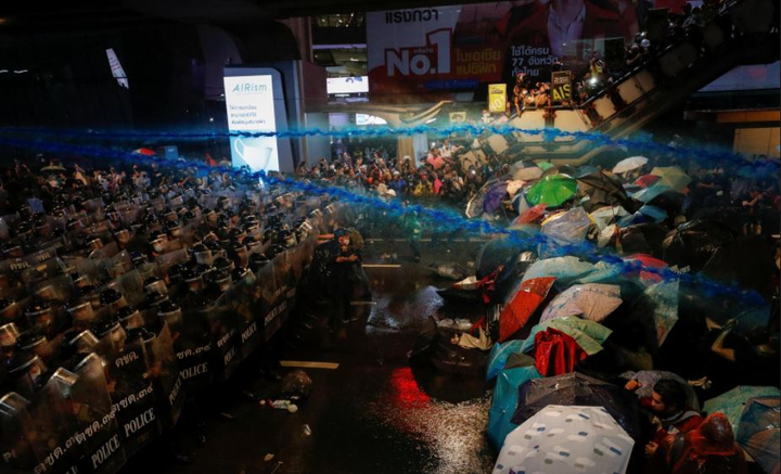 Cảnh sát Thái Lan bắn vòi rồng vào người biểu tình - 5