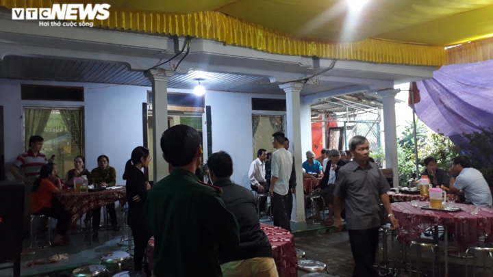 Hàng xóm nhà Chủ tịch huyện Phong Điền: 'Nhìn gia cảnh mà rớt nước mắt' - 5