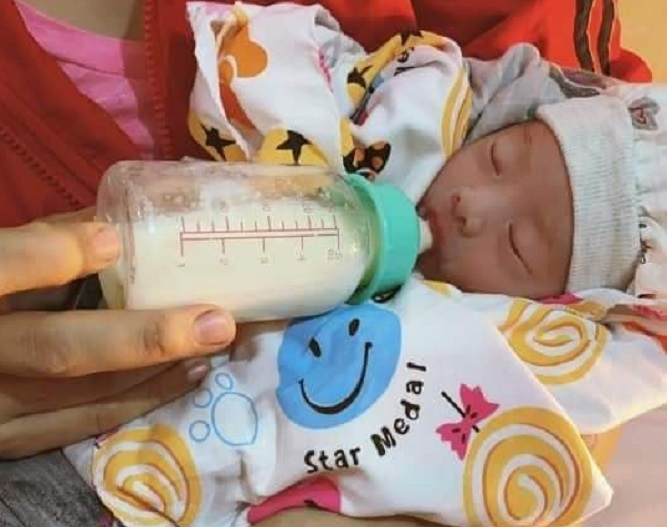 Bé trai sơ sinh còn nguyên dây rốn bị bỏ rơi dưới trời mưa tầm tã - 1