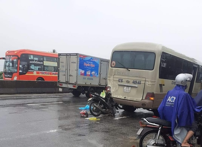 Xe máy tông vào đuôi ô tô, 1 người thiệt mạng - 1
