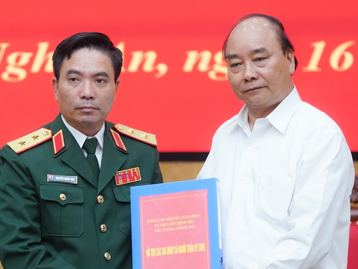 Thủ tướng: Đoàn công tác Quân khu 4 dũng cảm hy sinh để cứu dân - 2