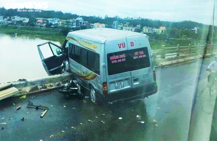 Tai nạn liên hoàn trên cầu Trà Khúc 2, xe khách suýt rơi xuống sông - 1