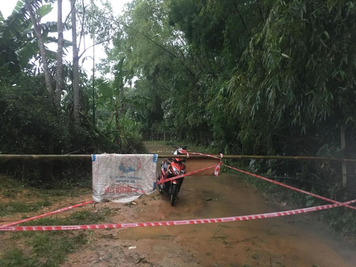 Mưa lớn gây sạt lở, nhiều tuyến đường, kè biển ở Hà Tĩnh bị chia cắt - 7