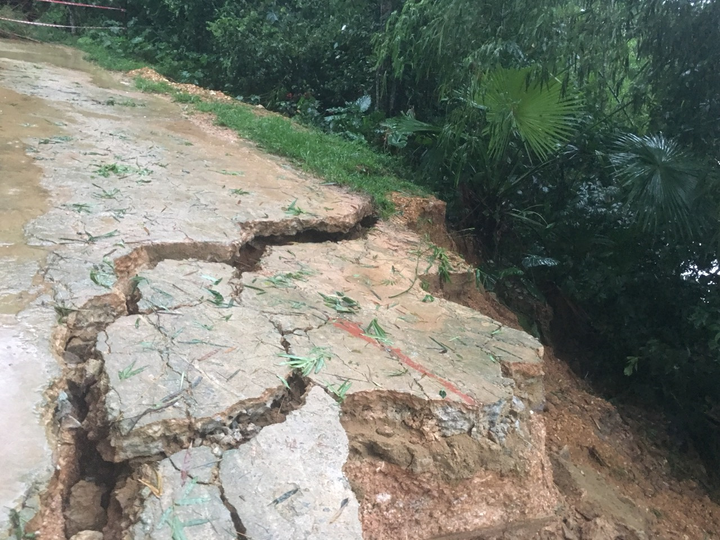 Mưa lớn gây sạt lở, nhiều tuyến đường, kè biển ở Hà Tĩnh bị chia cắt - 3