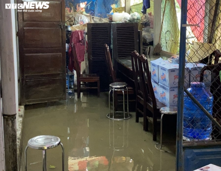 Nước lũ tràn vào nhà Chủ tịch Phong Điền khi gia đình chuẩn bị tang lễ - 3