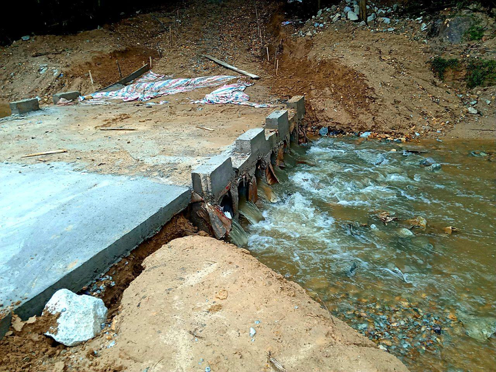 Mưa lớn gây sạt lở, nhiều tuyến đường, kè biển ở Hà Tĩnh bị chia cắt - 4