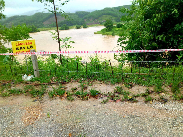 Mưa lớn gây sạt lở, nhiều tuyến đường, kè biển ở Hà Tĩnh bị chia cắt - 8