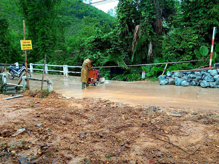 Mưa lớn gây sạt lở, nhiều tuyến đường, kè biển ở Hà Tĩnh bị chia cắt - 5