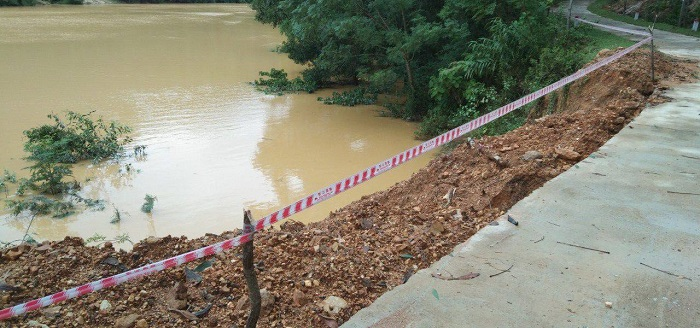 Mưa lớn gây sạt lở, nhiều tuyến đường, kè biển ở Hà Tĩnh bị chia cắt - 6