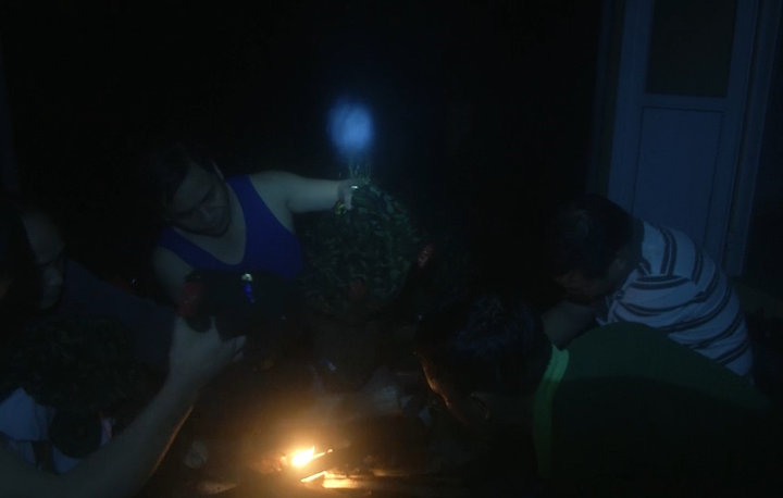 Xót xa hình ảnh đêm cuối 13 liệt sỹ cứu hộ ở Rào Trăng 3 quây quần sưởi ấm - 1