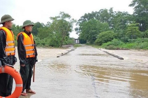 Mưa lớn kéo dài, giao thông ở miền núi Nghệ An bị chia cắt - 1