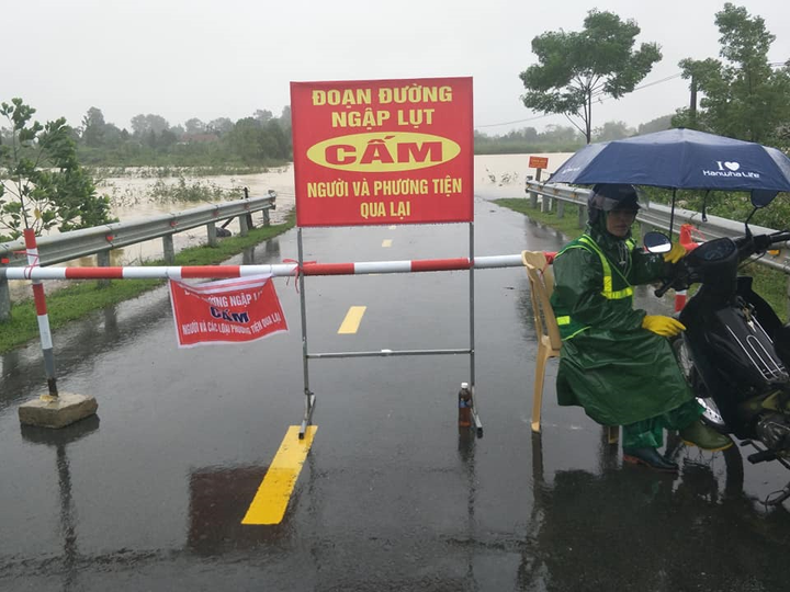 Nước lũ lên nhanh, nhiều xã ở Hà Tĩnh đang bị cô lập - 1