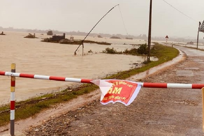 Nước lũ lên nhanh, nhiều xã ở Hà Tĩnh đang bị cô lập - 2