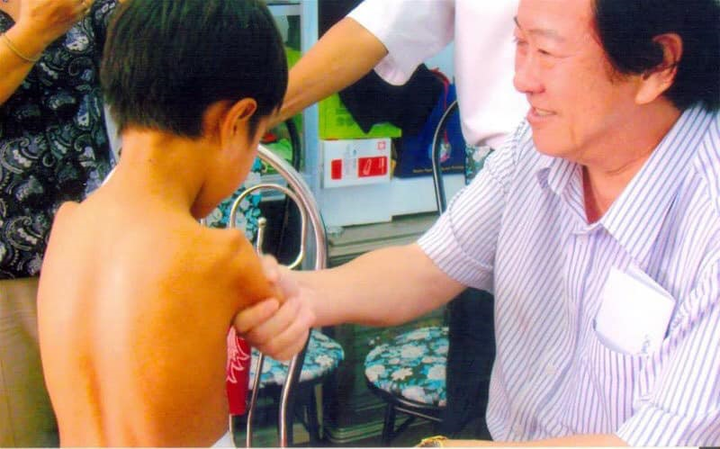 Vượt qua nghịch cảnh, cậu bé không tay trở thành sinh viên đại học - 1