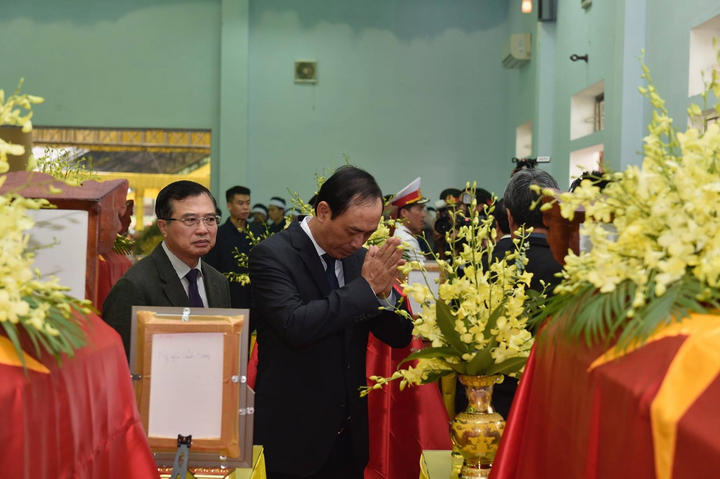 Phó Thủ tướng Trịnh Đình Dũng viếng 13 liệt sĩ hy sinh tại thủy điện Rào Trăng 3 - 5