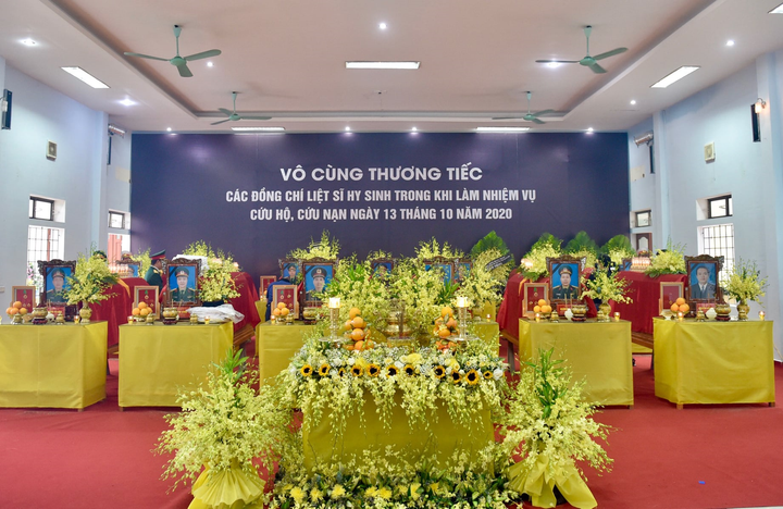 Phó Thủ tướng Trịnh Đình Dũng viếng 13 liệt sĩ hy sinh tại thủy điện Rào Trăng 3 - 1