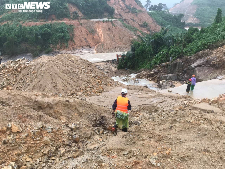 Rào Trăng 3 tiếp tục sạt lở, khó khăn tìm kiếm 15 công nhân mất tích - 2