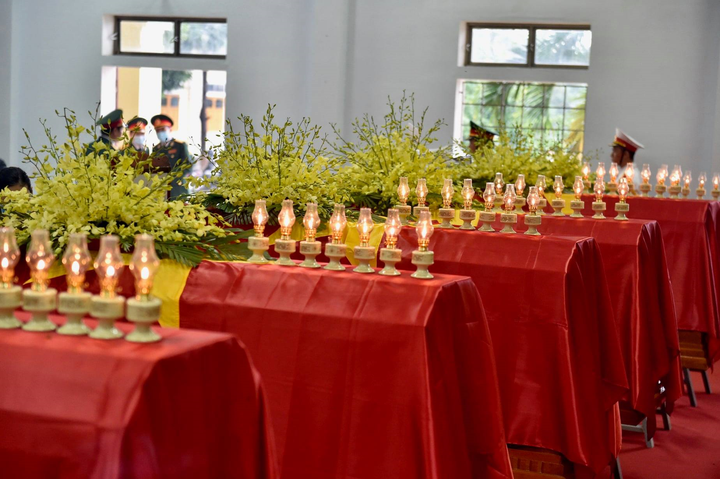 Phó Thủ tướng Trịnh Đình Dũng viếng 13 liệt sĩ hy sinh tại thủy điện Rào Trăng 3 - 9